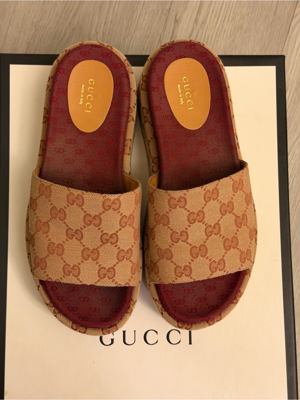 Gucci Platform beige GG monogram canvas slides with burgundy footbed - Picture 4 of 8